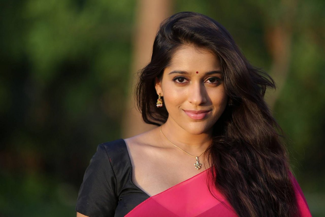 Rashmi Gautam Beautiful Stills From Guntur Talkies