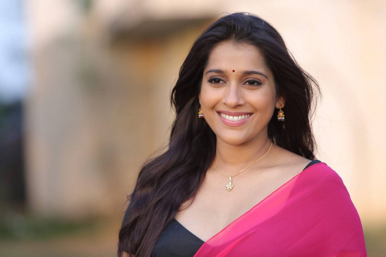 Rashmi Gautam Cute Smiling Stills From Guntur Talkies