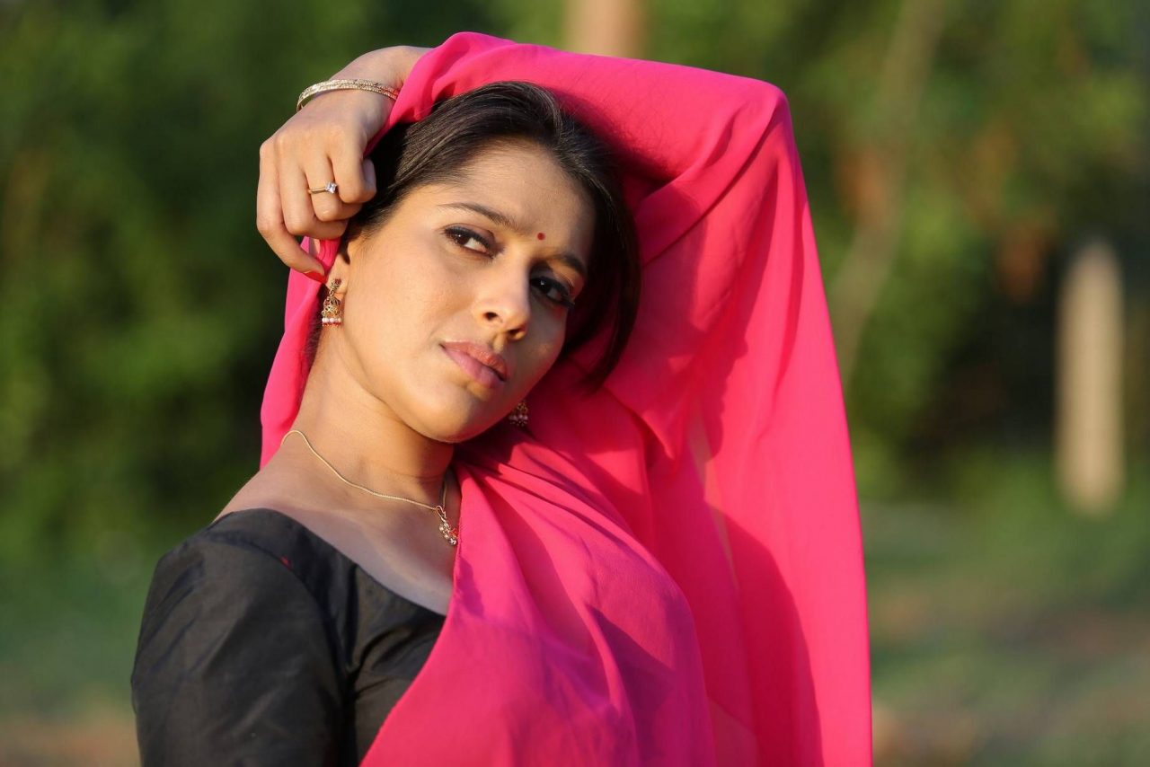 Rashmi Gautam Hot Stills In Guntur Talkies Movie