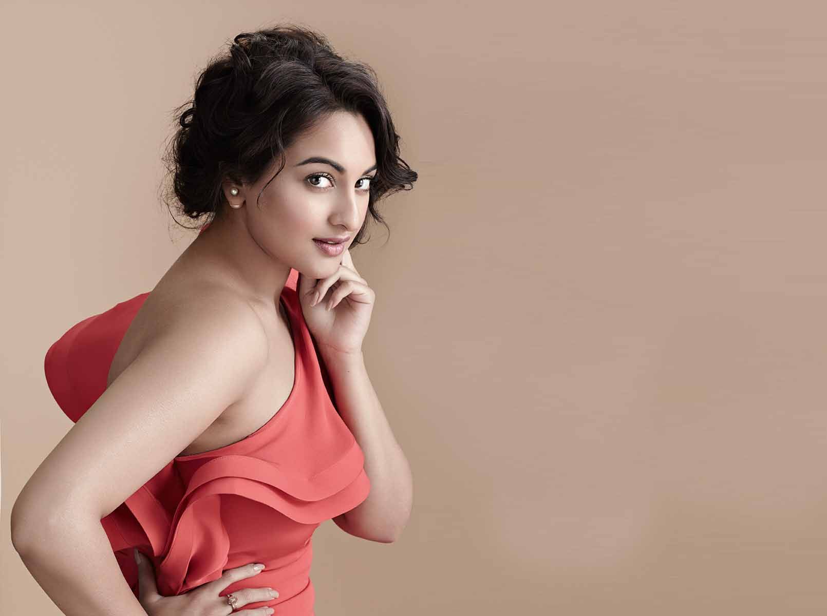 Sonakshi Sinha Cute And Beautiful HD Images Wallpapers 