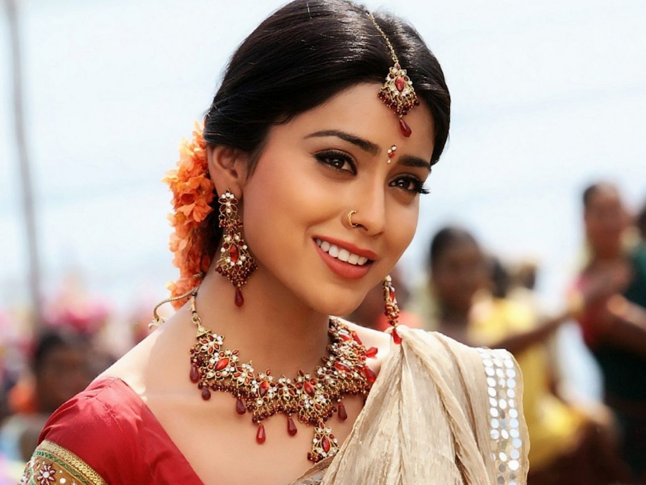 Best Smiling Hd Wallpaper Image Of Shriya Saran