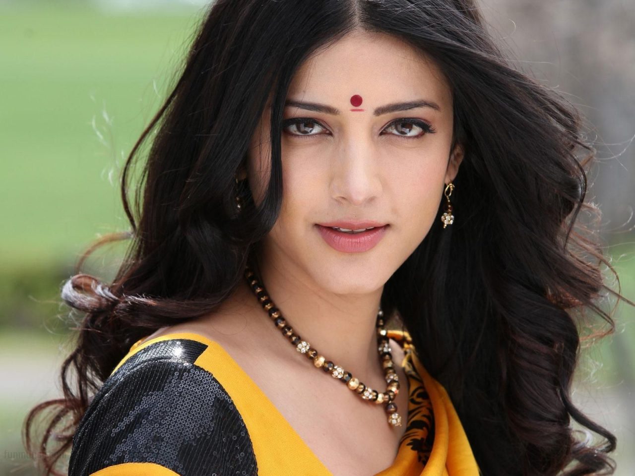 Hot Looking And Smile Pics Of Shruthi Haasan