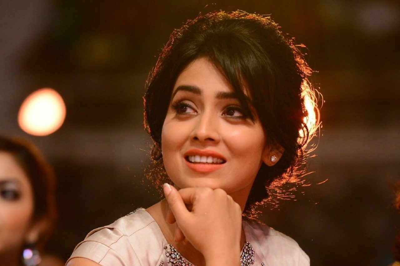 New Hair Style Pics Of Shriya Saran