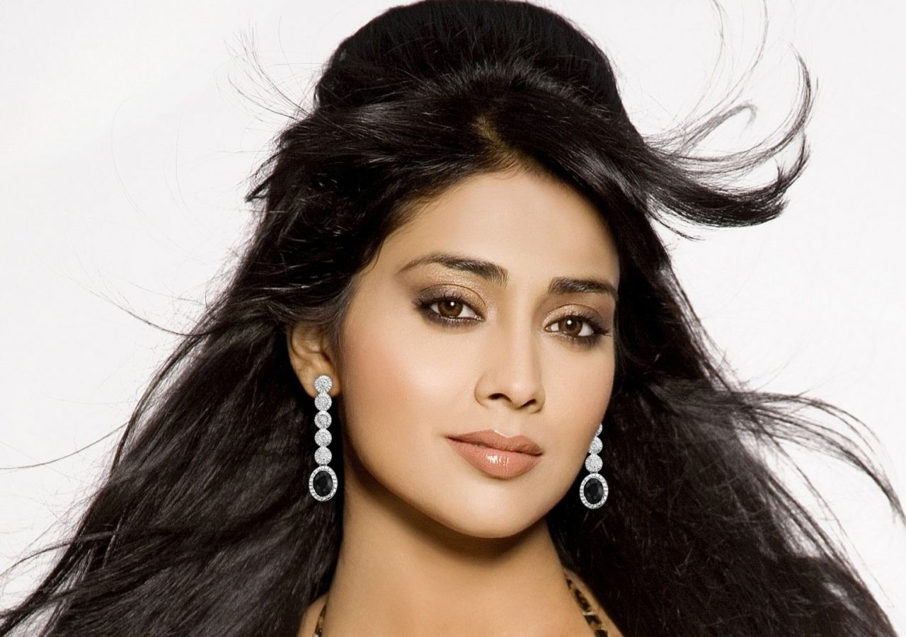 Romantic Look And Smile Image Of Shriya Saran