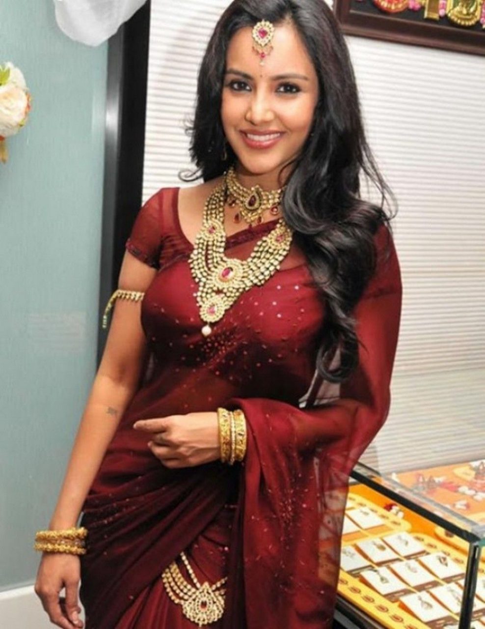Traditional Look Pics Of Priya Anand