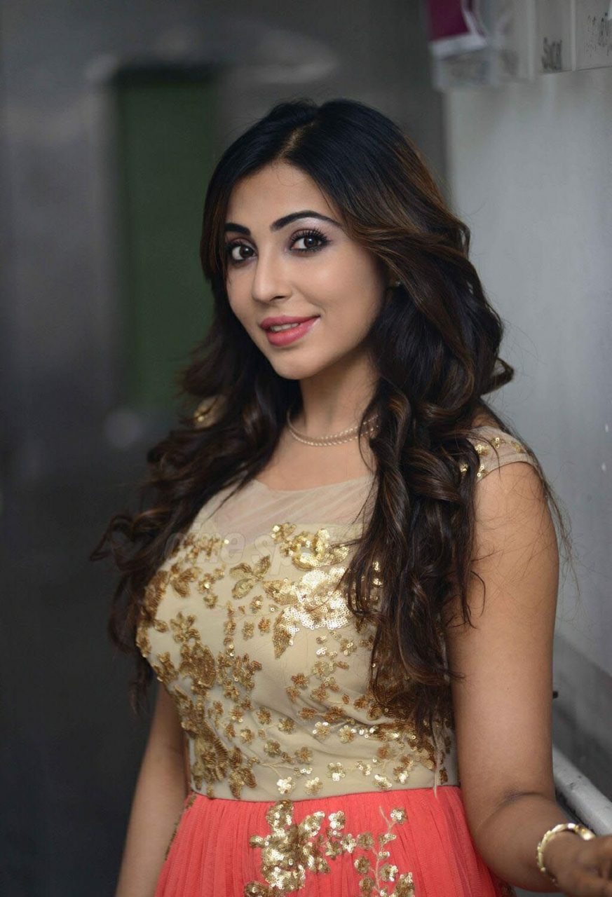 Parvatii Nair Hot And Cute Pics