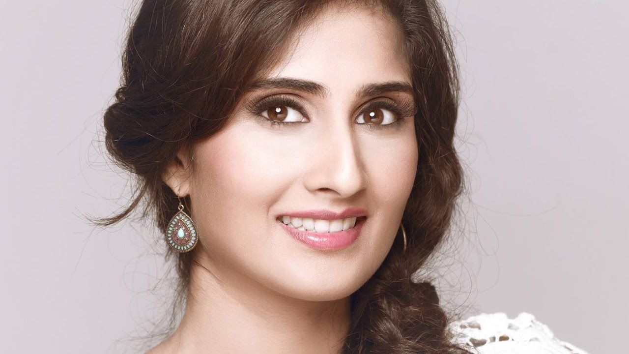 Attractive Smiling Pics Of Shamili