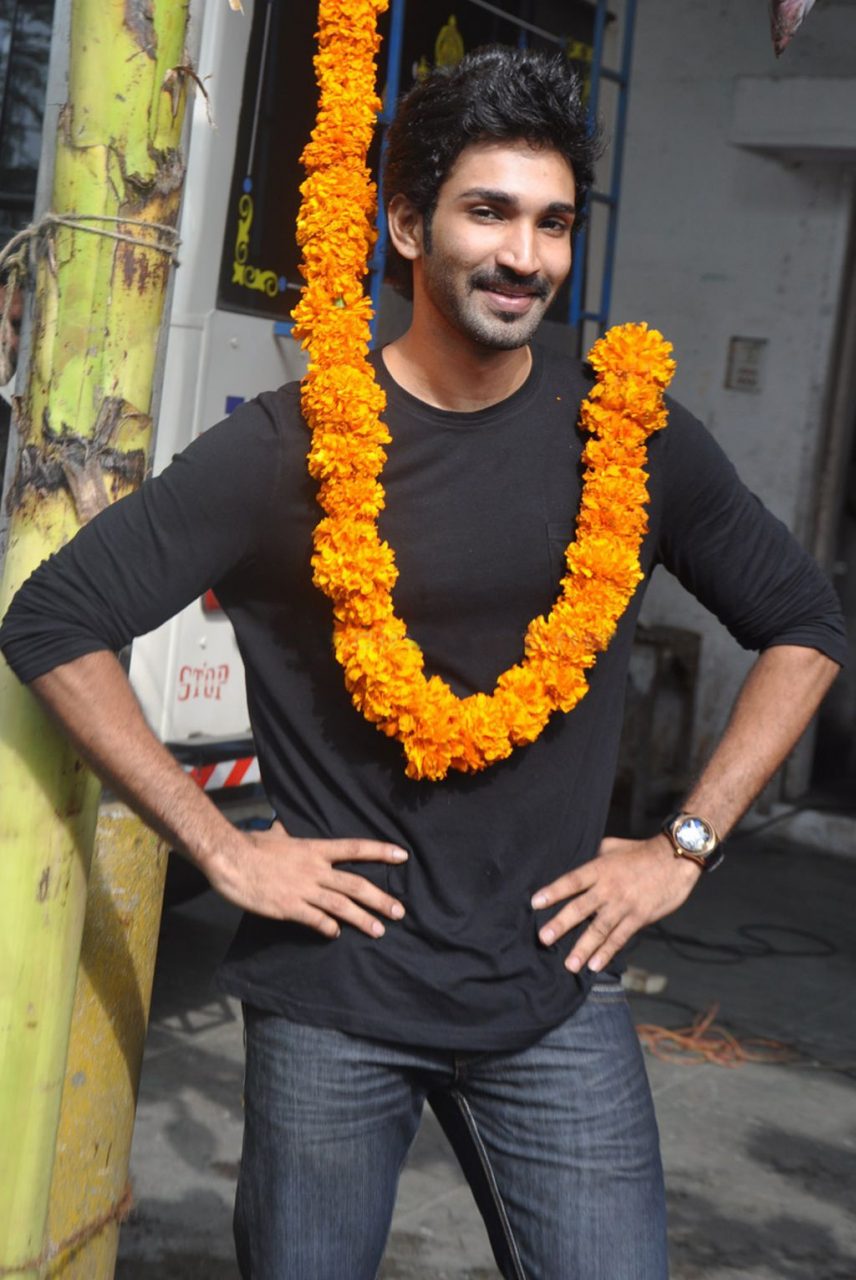 Aadhi Pinisetty Smart And Funny Look Photos