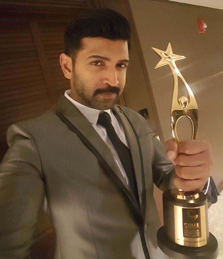 Arun Vijay With His Award