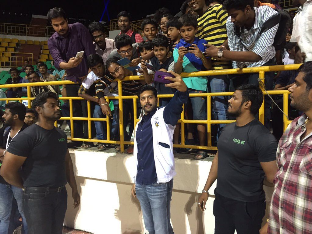 Jayam Ravi Takes Selfie With His Fans