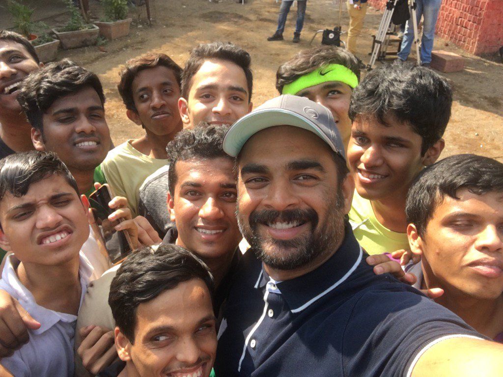 Madhavan Takes Selfie With His Cute Fans