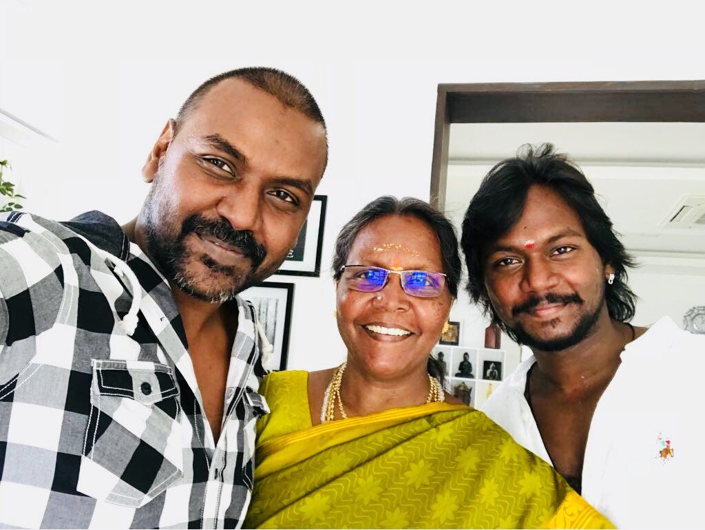 Raghava Lawrence Takes Selfie With His Mother And Brother