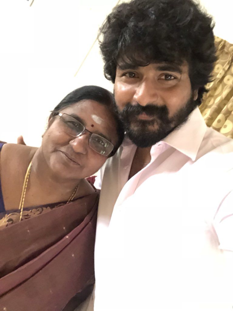 Sivakarthikeyan And His Mother Selfie Pics
